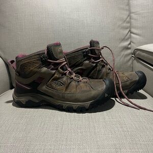 Women’s 8.5 keens
